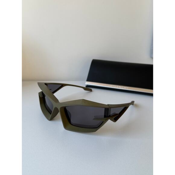 NEW Givenchy GV40049U Cut Mask Khaki Green Sunglasses - Picture 3 of 8